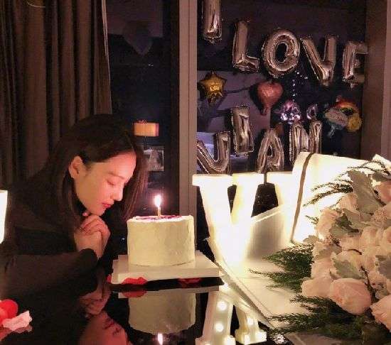 张馨予晒男友视角庆生照 网友：这是公布恋情的节奏？