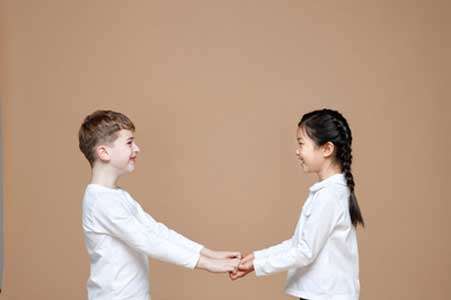 孩子效仿情爱镜头时,父母这样说