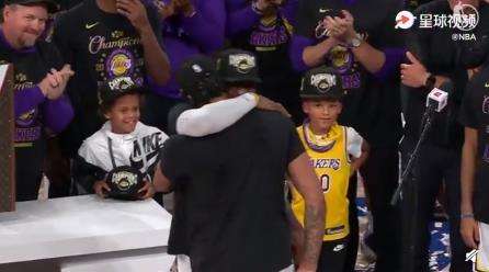 湖人捧起总冠军奖杯致敬科比 真叫人热泪盈眶!【图】