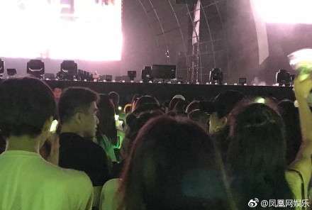 何猷君奚梦瑶同框现身澳门看演唱会 这是恋爱中的节奏？