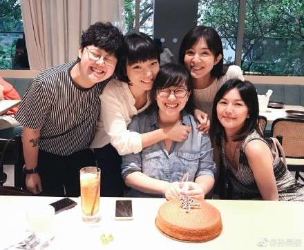 孙燕姿杨采妮同为友人庆生 网友：圆了我也爱