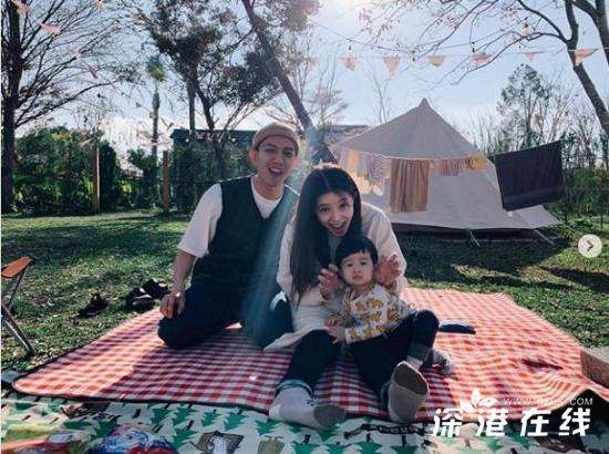 林宥嘉老婆首晒全家福 怀二胎挺大肚陪儿子玩耍