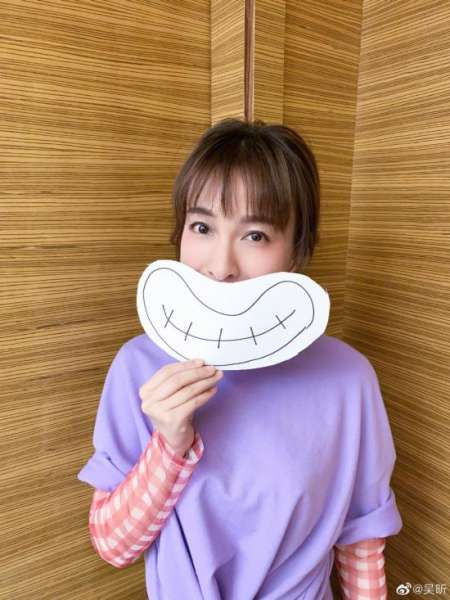 吴昕恋情疑曝光 与演员郑凯深夜同回家中看话剧