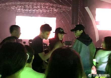 何猷君奚梦瑶同框现身澳门看演唱会 这是恋爱中的节奏?