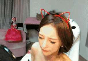 妹子你这舌头男朋友受得了吗！竟有这样的女主播.gif
