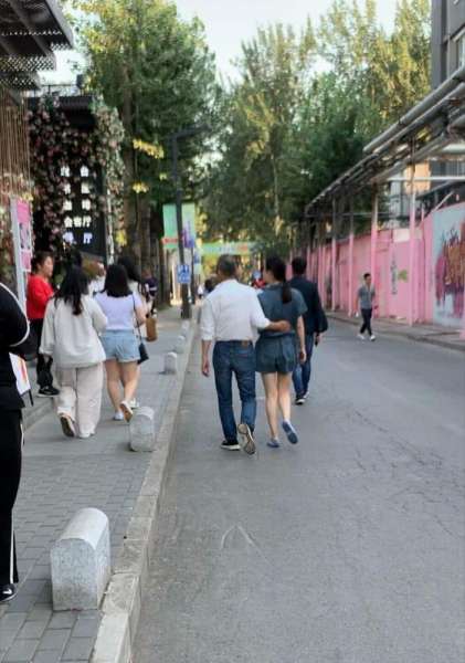 网友街头偶遇王石田朴珺 二人全程搂腰甜蜜恩爱