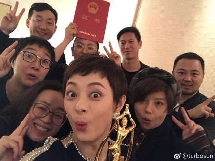 孙俪获大奖晒合照 亲自掌镜露灿笑摆搞怪表情 心情超好