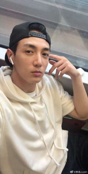 萧亚轩公布与24岁男友恋情：爱就是需要我们在一起