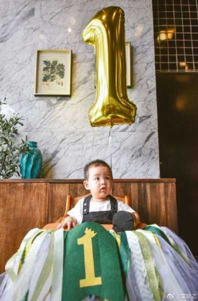 陈龙章龄之为次子抓周 宝宝呆萌可爱 一家四口合照超有爱