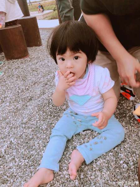 贾静雯修杰楷带女儿出游 咘咘bo妞荡秋千表情萌炸了 网友：又骗我们生女儿