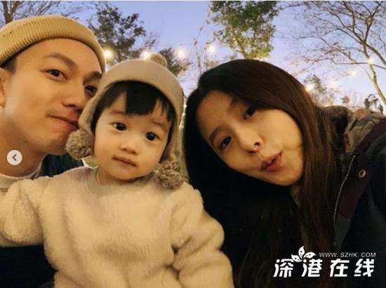林宥嘉老婆首晒全家福 怀二胎挺大肚陪儿子玩耍