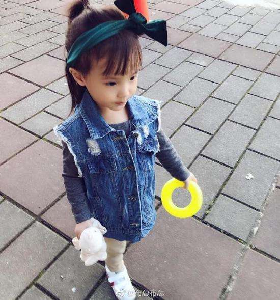 欧弟妻子晒女儿jojo近照 网友：小脸小下巴真好看