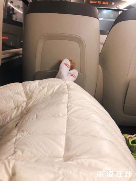 张馨予回应高铁上脱鞋 称提供拖鞋毯子，座位可平躺