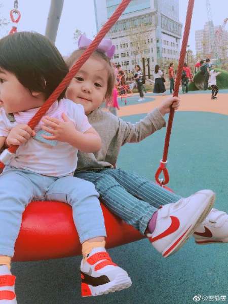 贾静雯修杰楷带女儿出游 咘咘bo妞荡秋千表情萌炸了 网友：又骗我们生女儿
