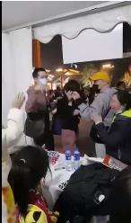 王菲在草莓音乐节把手机蹦丢了 现场画面太搞笑了！【图】