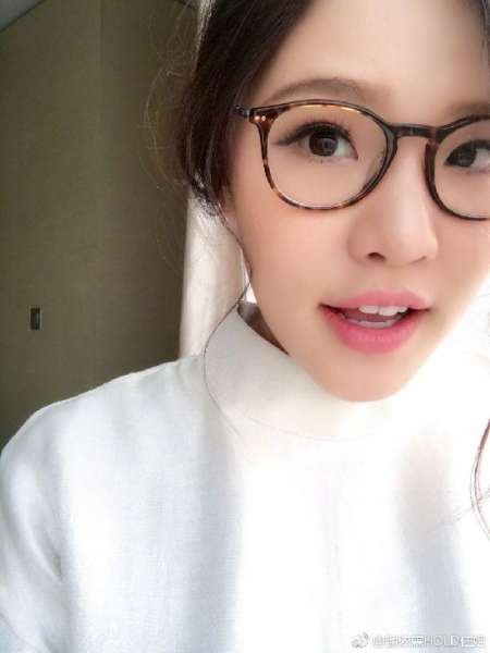 有喜了？Hold住姐谢依霖闪婚后亮相 身形圆润不少
