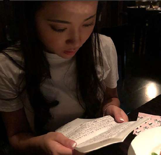 蒋劲夫晒女友正面照 烛光晚餐庆祝纪念日超浪漫