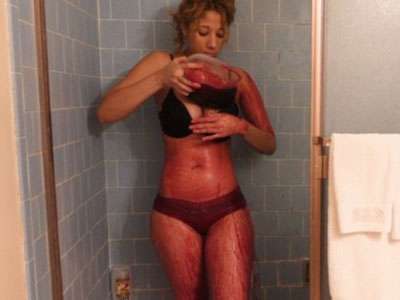 嫩模为保青春用猪血洗澡！