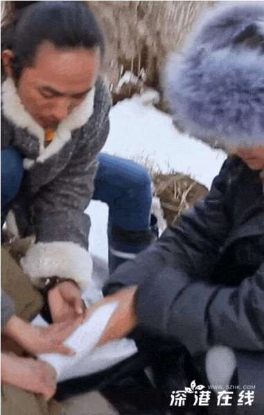 人美又心善！佟丽娅蹲在雪地中帮冻伤群演搓脚