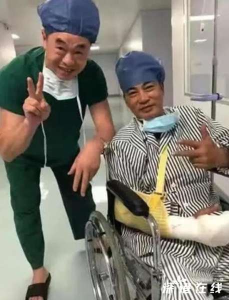 任达华手术后坐轮椅照片曝光 右手被包扎严实