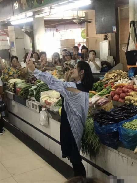 谢娜市场买菜被偶遇 无修图皮肤光滑简直嫩出新高度