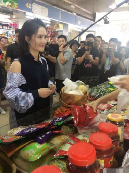 谢娜市场买菜被偶遇 无修图皮肤光滑简直嫩出新高度