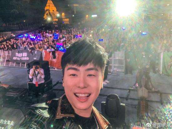 鑳″溅鏂屽洖搴斾互钁ｄ簨闀胯韩浠藉叆瀛︼細鍙儭鑰佸笀姣旇緝娓╂殩