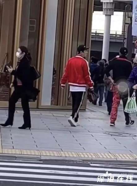 王思聪逛街不戴口罩：东京逛街被偶遇 穿着喜庆露真容