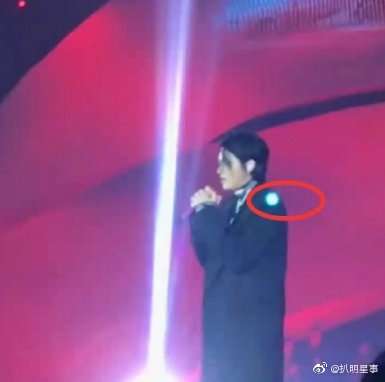 吴亦凡被激光笔照射 网友：这种行为真的很可耻
