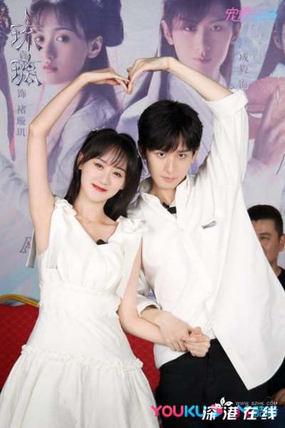 袁冰妍出席《琉璃》主创直播活动“初遇夫妇”合体撒糖
