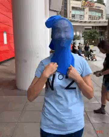 惠英红戴丝袜头套出门 网友：会不会有人以为是劫匪？