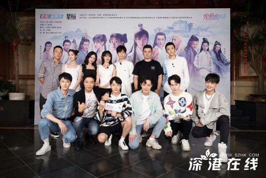袁冰妍出席《琉璃》主创直播活动“初遇夫妇”合体撒糖