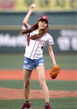 19岁女星秀彬当众全裸露乳
