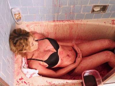 嫩模为保青春用猪血洗澡！
