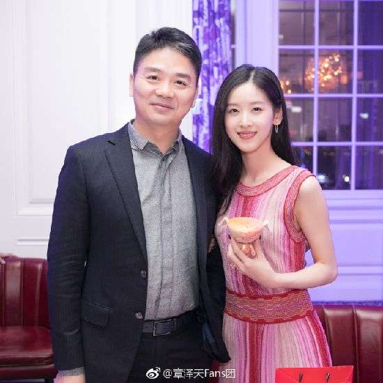 刘强东44岁生日获女儿庆生 网友：真是爸爸的贴心小棉袄