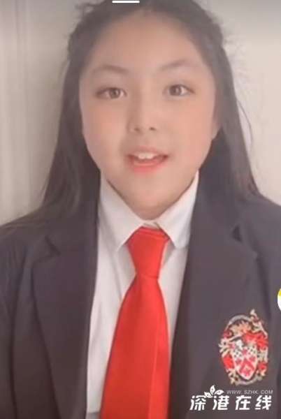 王诗龄穿西装出镜 婴儿肥变瓜子脸啦!