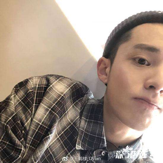 王鹤棣与沈月合唱《告白气球》 歌声救了网友一命