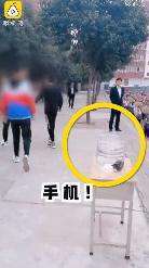 校方回应学生当众将手机丢水桶 具体如何回应的？