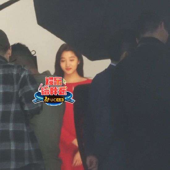 关晓彤现身摄影棚拍广告 休息时间狂按手机疑与男友鹿晗传情