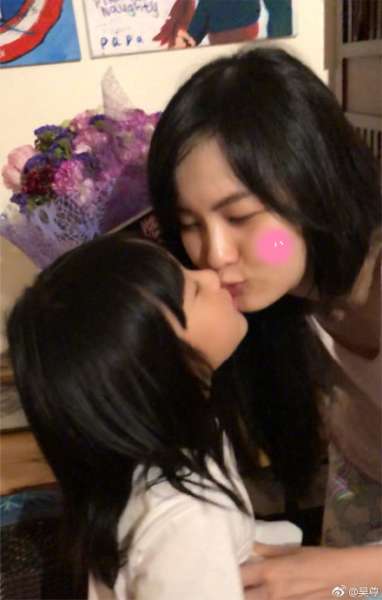 吴尊晒老婆亲密吻照 自曝母亲节做司机接送孩子