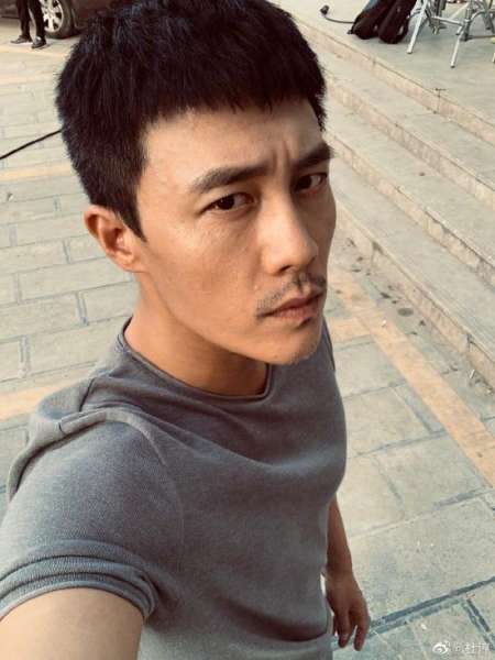 杜淳微笑回应结婚传闻：我在等着我的好事降临