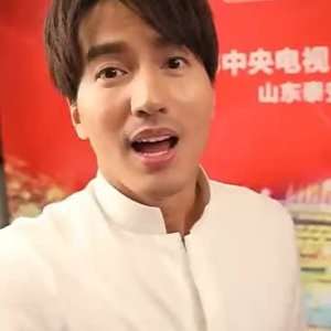言承旭亮相首都机场 久违露面热情拥抱男粉丝