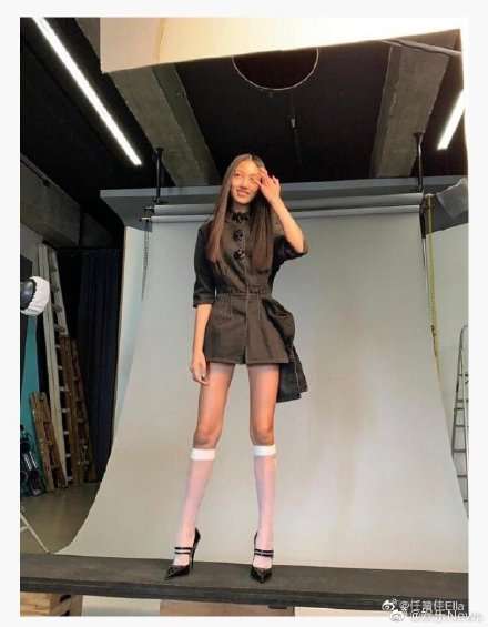 任达华14岁女儿近照曝光 大长腿抢镜让人羡慕！