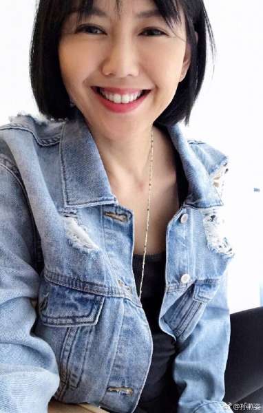 孙燕姿公园坐公共雕像遭网友谴责 孙燕姿发文道歉：做了错误的示范