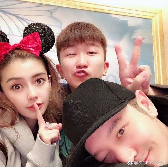 张大大情人节与Angelababy黄晓明夫妇出游 遭网友调侃：这个电灯泡有2500瓦