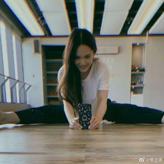 杨丞琳幽默辟谣怀孕传闻：老娘正在流血好吗-