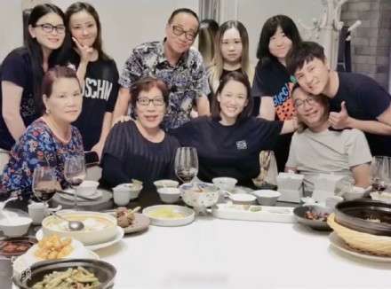 陈乔恩朱桢探望乔任梁父母 为乔妈妈画口红超暖