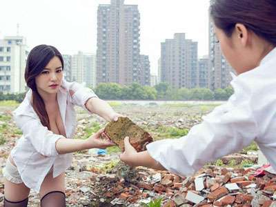 嫩模遭大妈驱赶,因穿太少