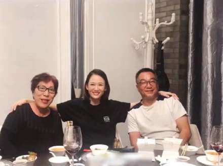 陈乔恩朱桢探望乔任梁父母 为乔妈妈画口红超暖