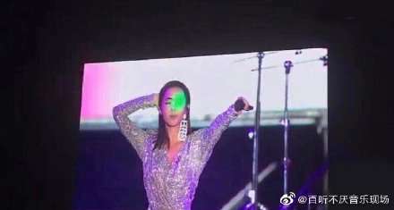 蔡依林方回应被激光笔照眼睛后发文 阿信留言表心疼